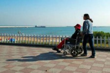 如东八旬老人推轮椅带老伴游中国(为了方便推轮椅带老伴出门)