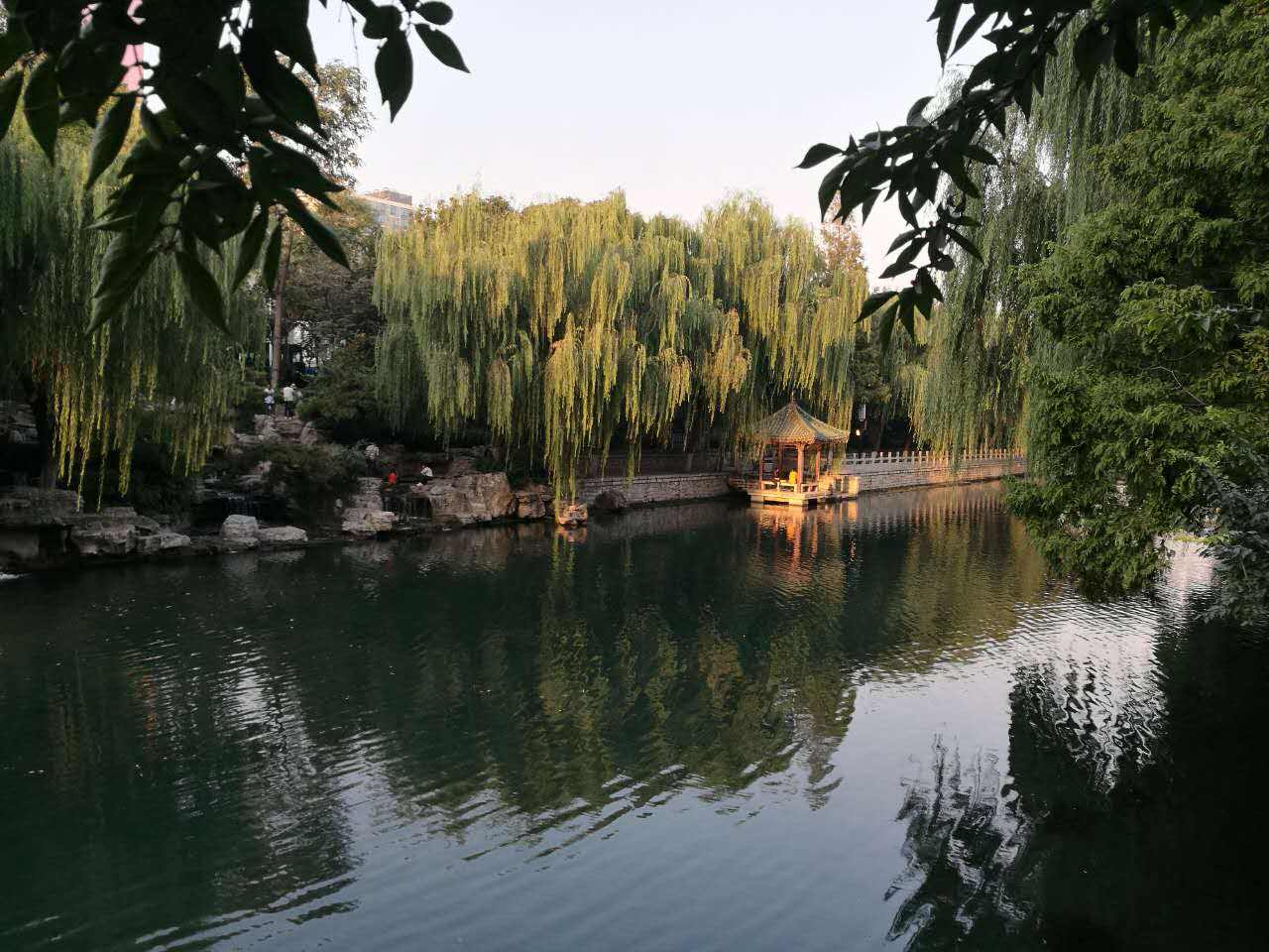 济南旅游攻略(济南旅游攻略必去景点大明湖景区)